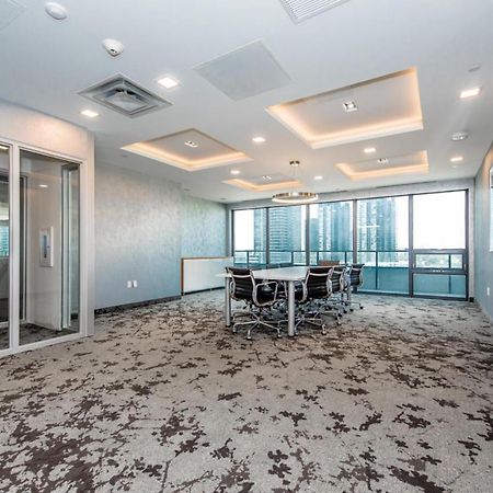 Condo In Parklawn & Lake Shore With Free Parking Close To Airport トロント エクステリア 写真