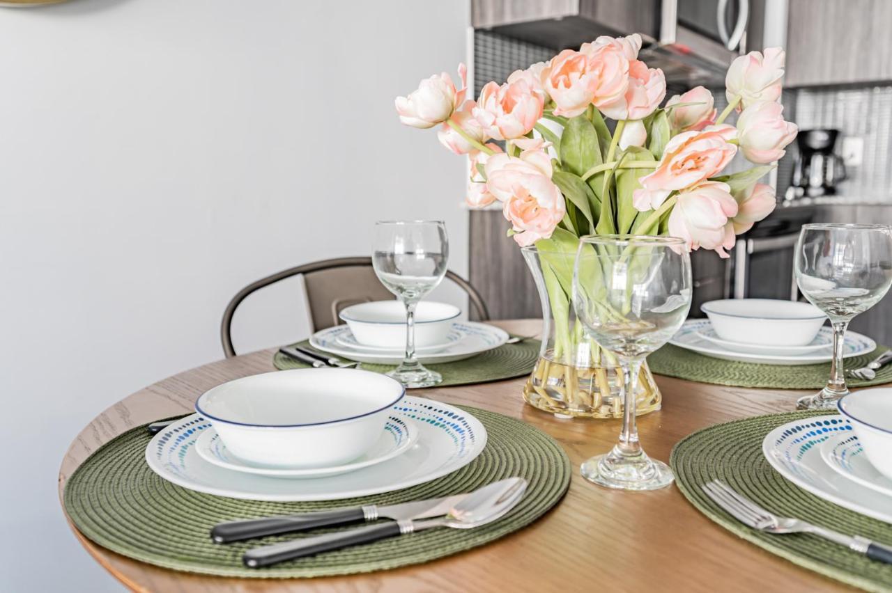 Condo In Parklawn & Lake Shore With Free Parking Close To Airport トロント エクステリア 写真