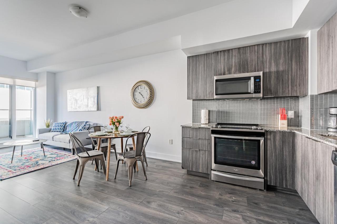 Condo In Parklawn & Lake Shore With Free Parking Close To Airport トロント エクステリア 写真
