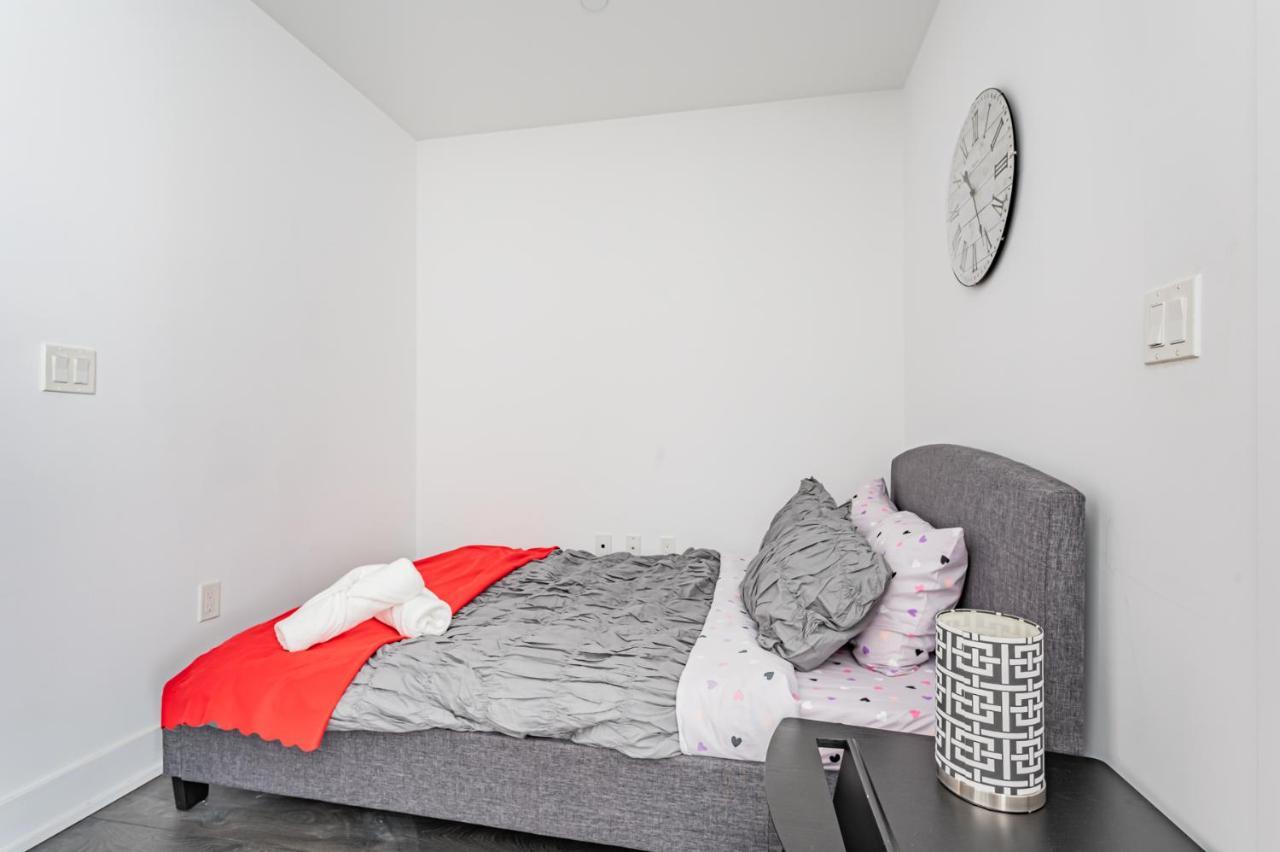 Condo In Parklawn & Lake Shore With Free Parking Close To Airport トロント エクステリア 写真