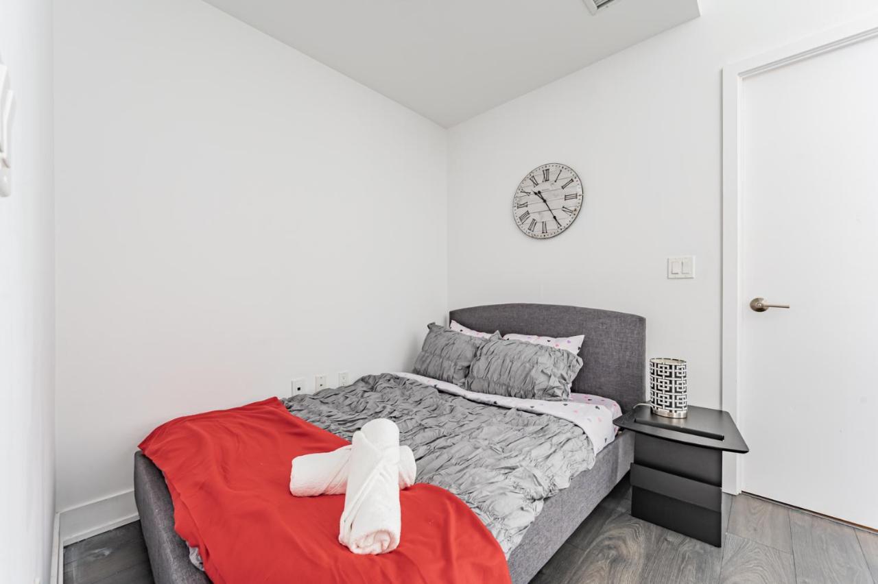 Condo In Parklawn & Lake Shore With Free Parking Close To Airport トロント エクステリア 写真