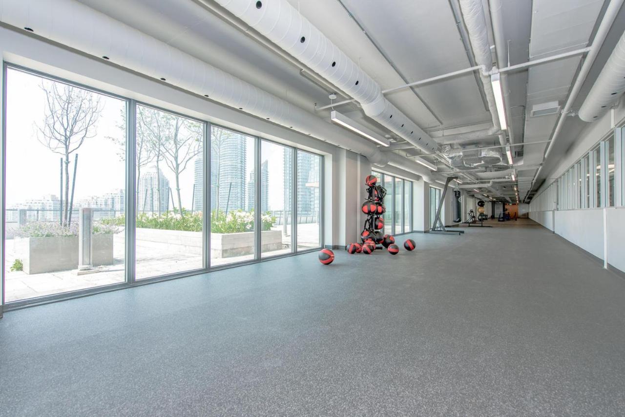 Condo In Parklawn & Lake Shore With Free Parking Close To Airport トロント エクステリア 写真