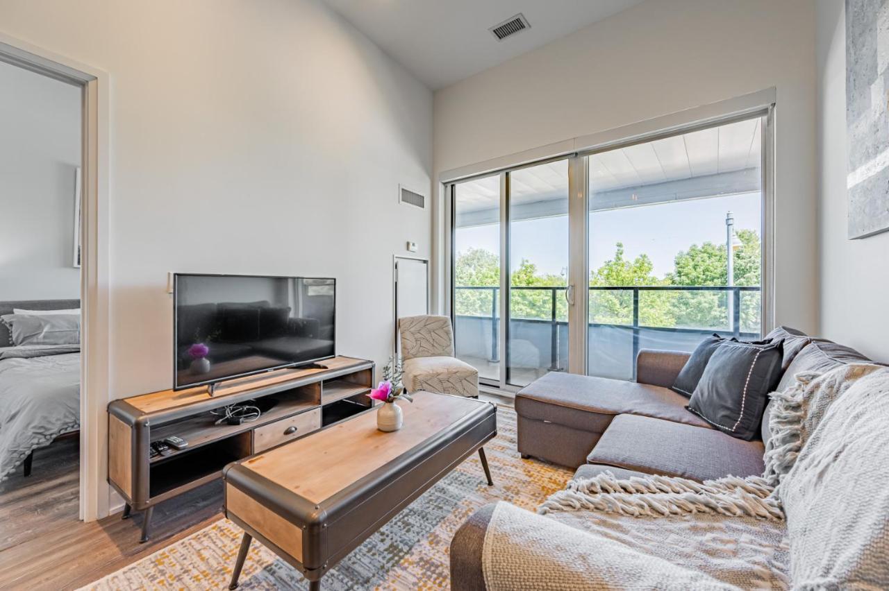 Condo In Parklawn & Lake Shore With Free Parking Close To Airport トロント エクステリア 写真