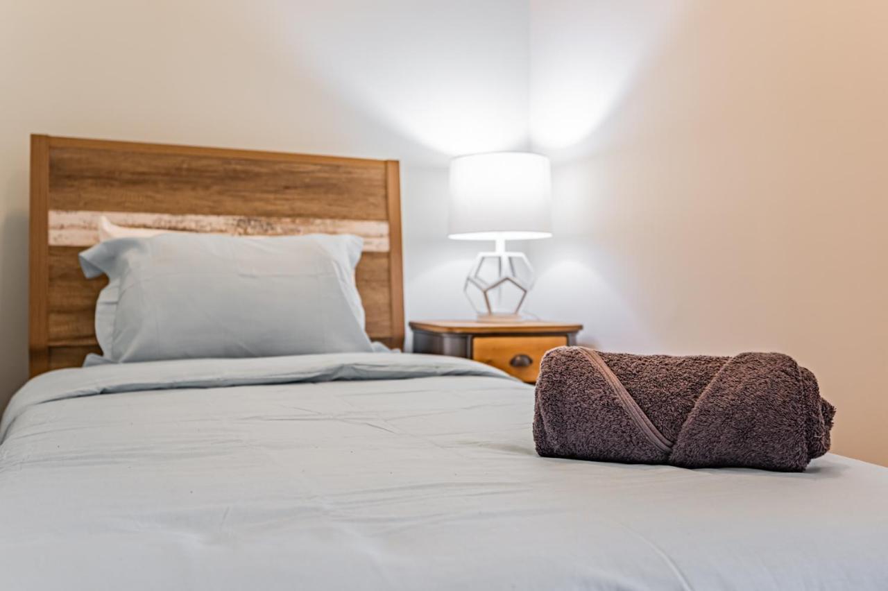 Condo In Parklawn & Lake Shore With Free Parking Close To Airport トロント エクステリア 写真