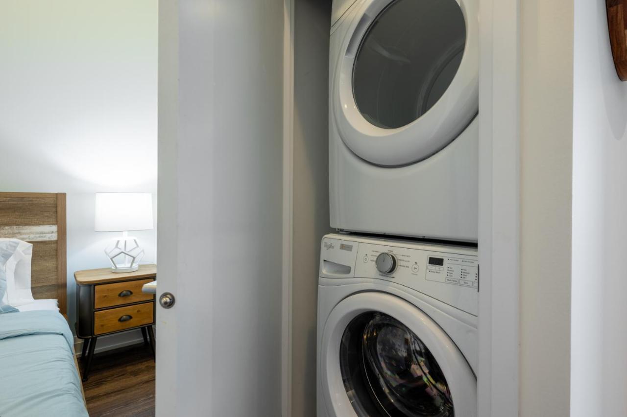Condo In Parklawn & Lake Shore With Free Parking Close To Airport トロント エクステリア 写真