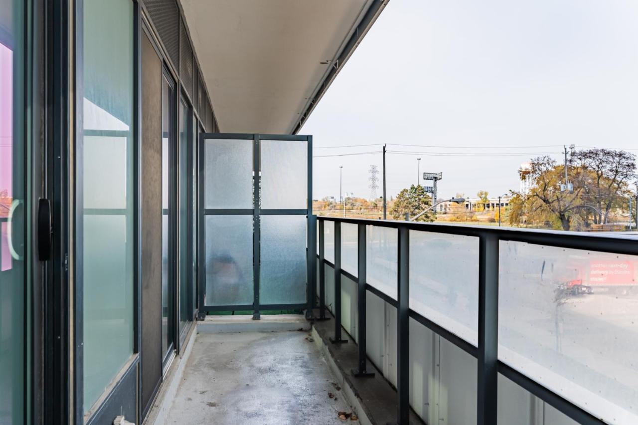 Condo In Parklawn & Lake Shore With Free Parking Close To Airport トロント エクステリア 写真