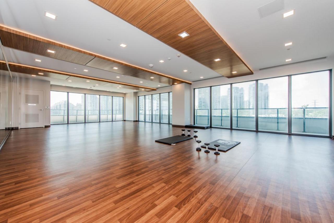 Condo In Parklawn & Lake Shore With Free Parking Close To Airport トロント エクステリア 写真