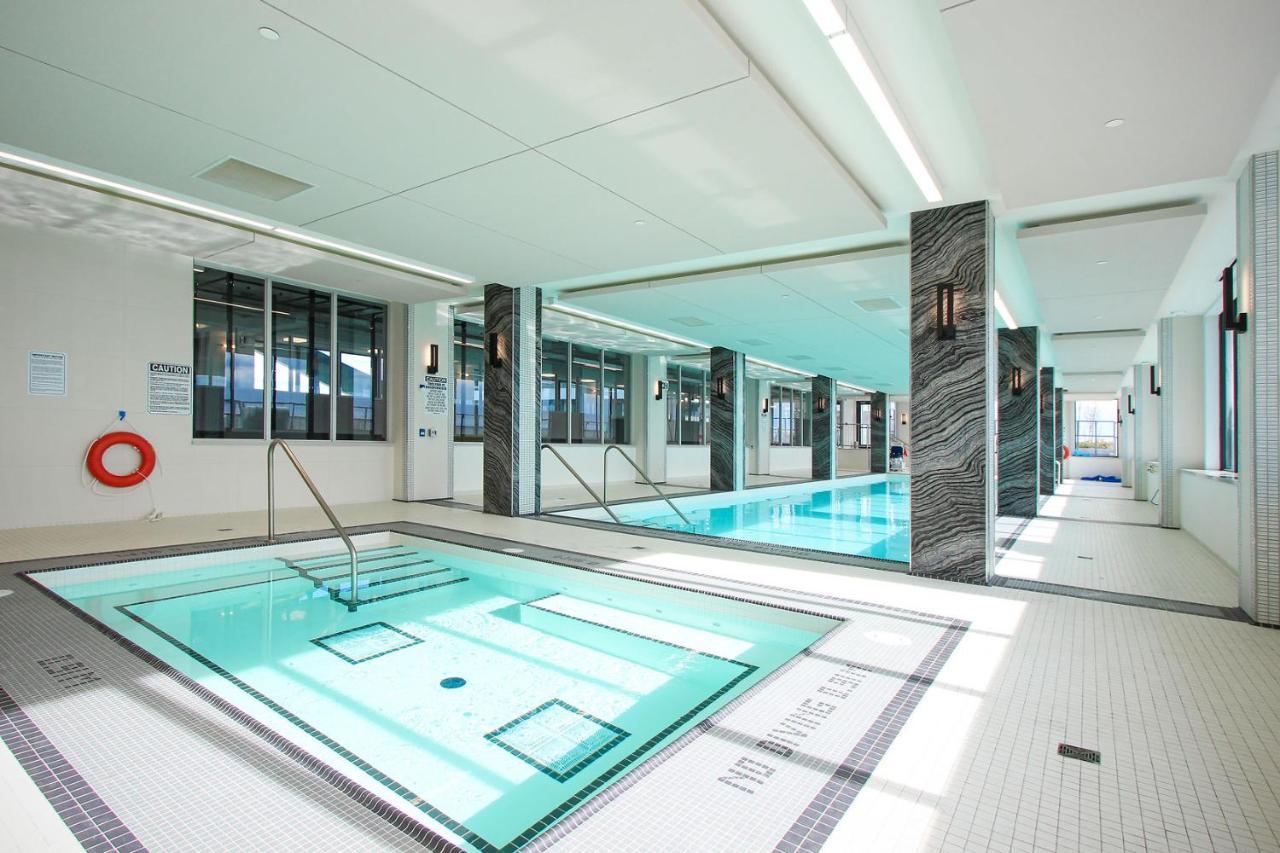 Condo In Parklawn & Lake Shore With Free Parking Close To Airport トロント エクステリア 写真