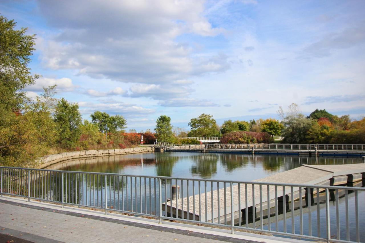 Condo In Parklawn & Lake Shore With Free Parking Close To Airport トロント エクステリア 写真
