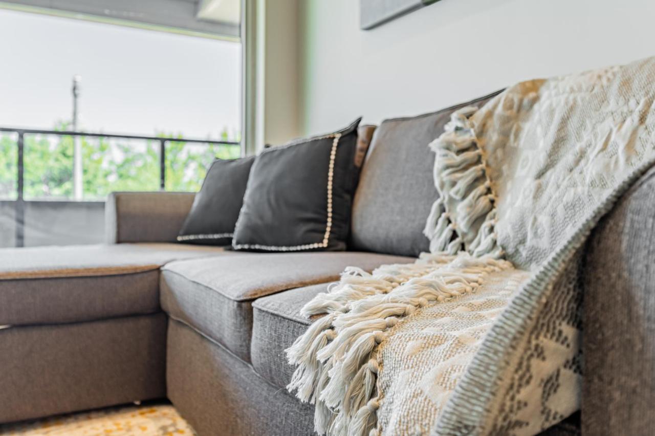 Condo In Parklawn & Lake Shore With Free Parking Close To Airport トロント エクステリア 写真