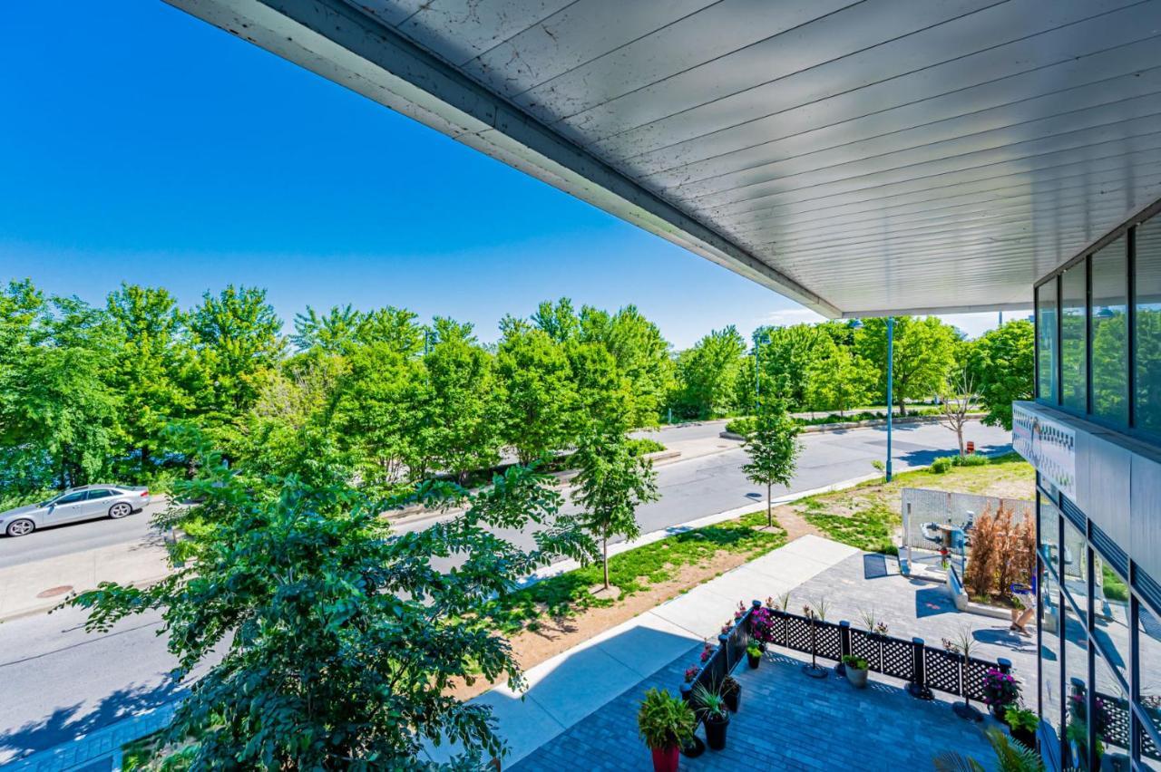 Condo In Parklawn & Lake Shore With Free Parking Close To Airport トロント エクステリア 写真