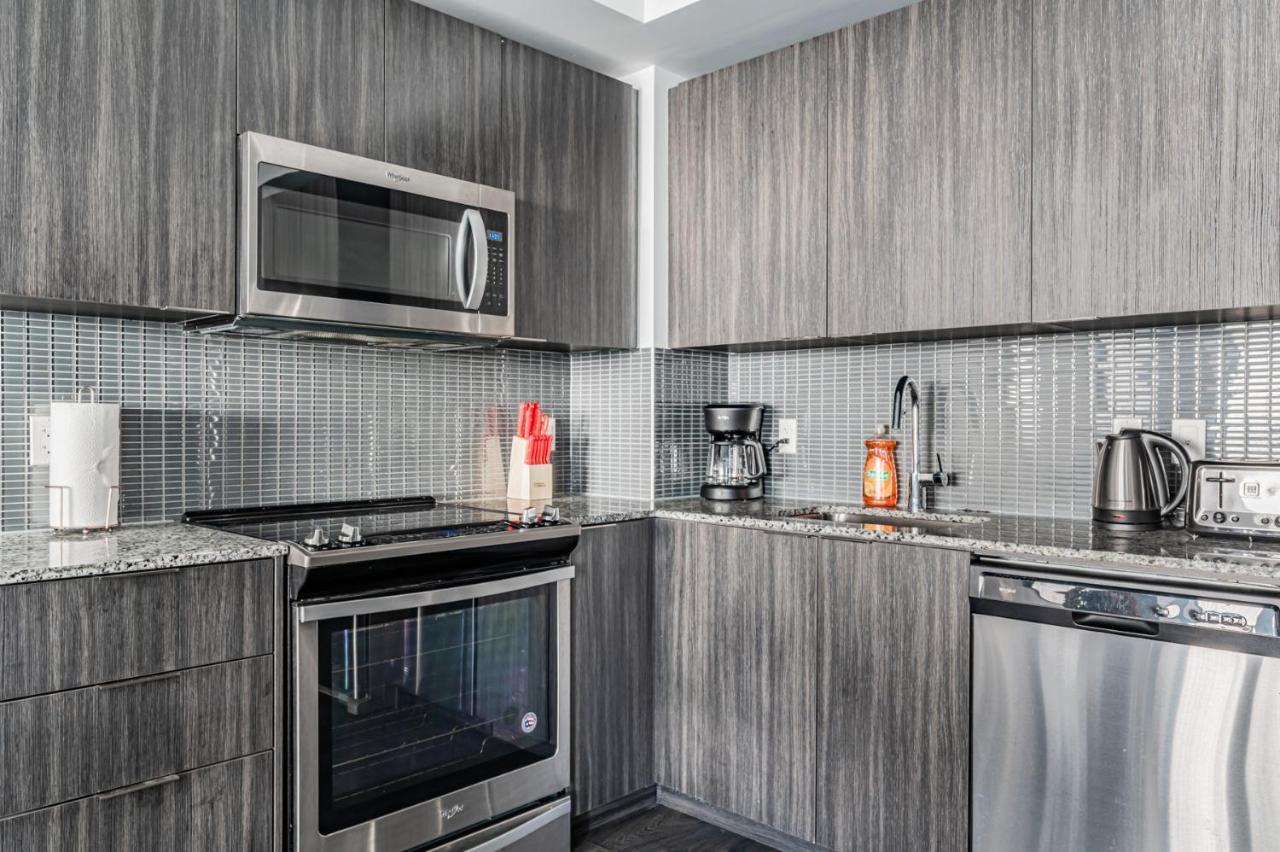 Condo In Parklawn & Lake Shore With Free Parking Close To Airport トロント エクステリア 写真