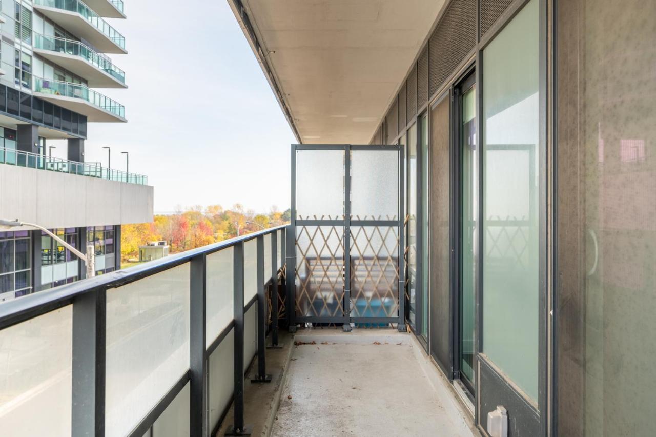 Condo In Parklawn & Lake Shore With Free Parking Close To Airport トロント エクステリア 写真