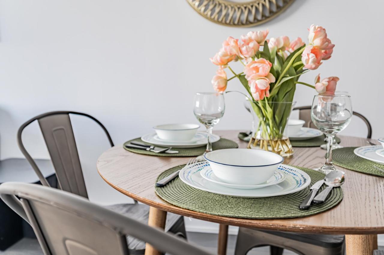 Condo In Parklawn & Lake Shore With Free Parking Close To Airport トロント エクステリア 写真