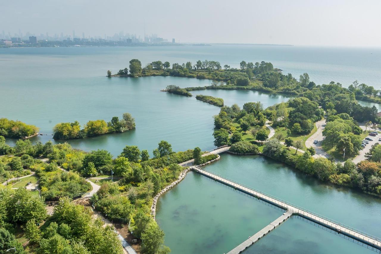 Condo In Parklawn & Lake Shore With Free Parking Close To Airport トロント エクステリア 写真