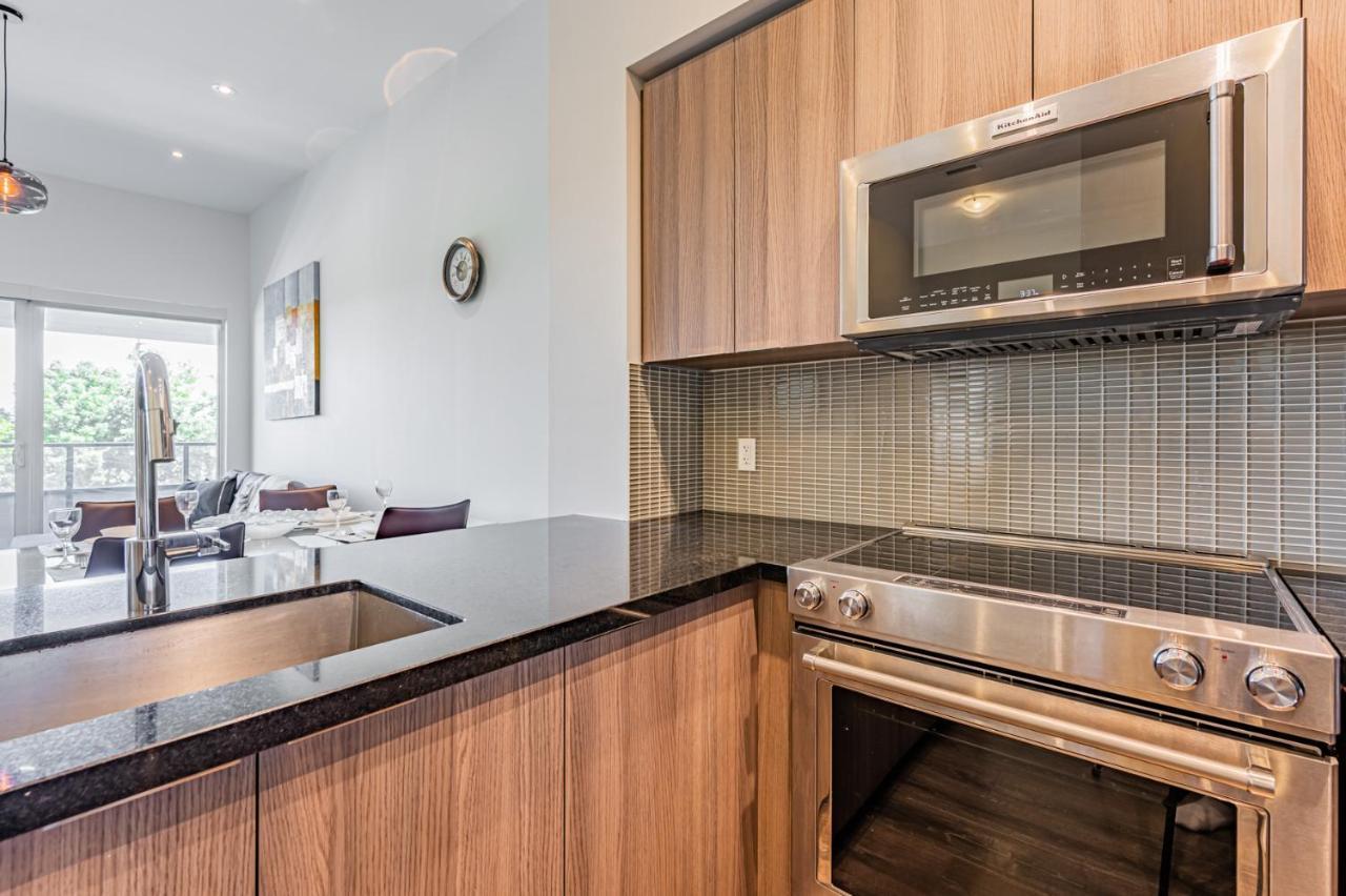 Condo In Parklawn & Lake Shore With Free Parking Close To Airport トロント エクステリア 写真