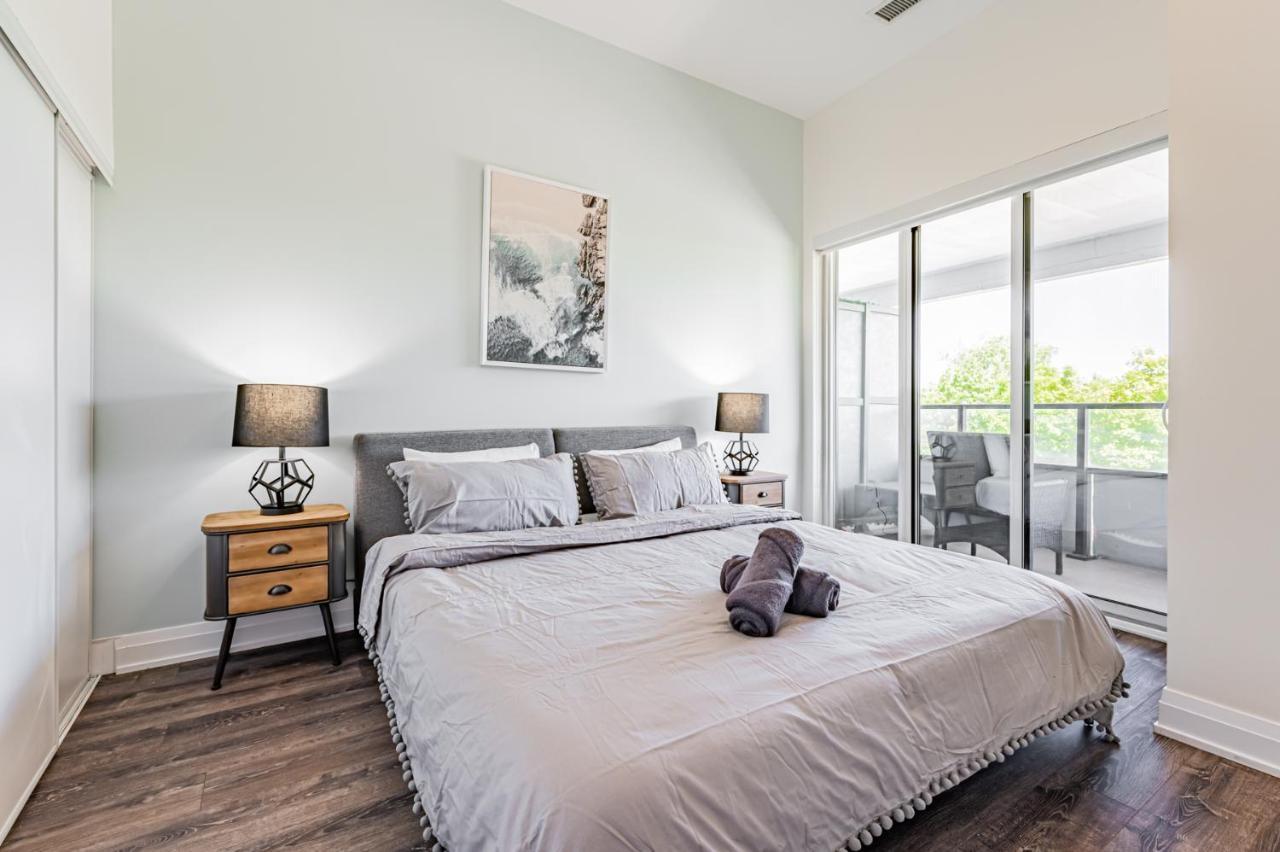 Condo In Parklawn & Lake Shore With Free Parking Close To Airport トロント エクステリア 写真