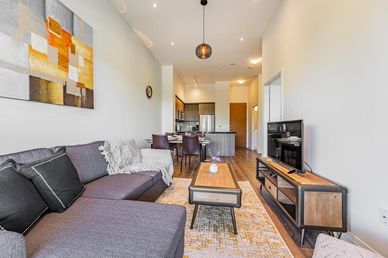 Condo In Parklawn & Lake Shore With Free Parking Close To Airport トロント エクステリア 写真