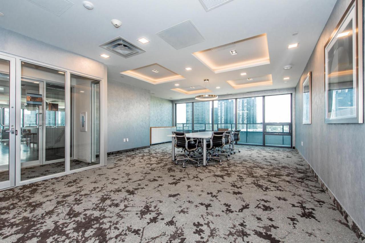Condo In Parklawn & Lake Shore With Free Parking Close To Airport トロント エクステリア 写真