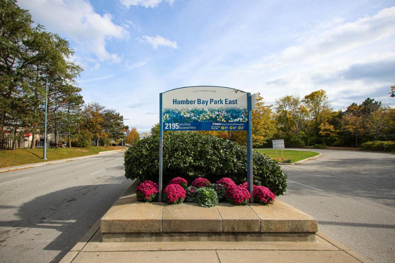Condo In Parklawn & Lake Shore With Free Parking Close To Airport トロント エクステリア 写真