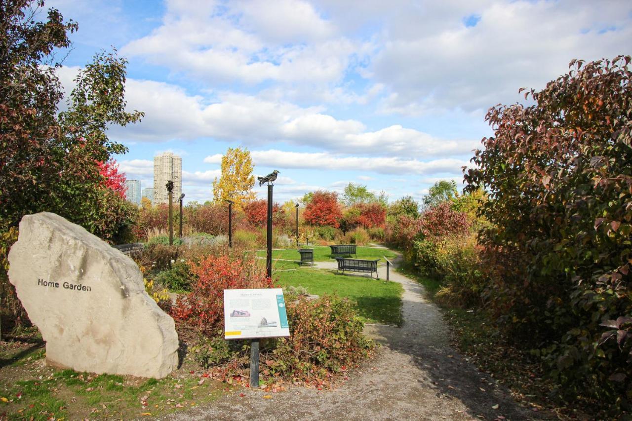 Condo In Parklawn & Lake Shore With Free Parking Close To Airport トロント エクステリア 写真