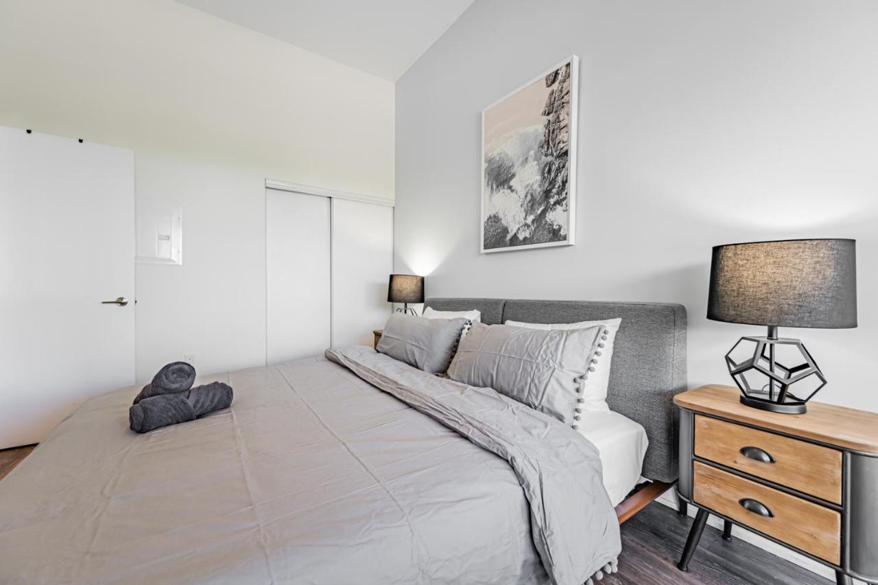 Condo In Parklawn & Lake Shore With Free Parking Close To Airport トロント エクステリア 写真