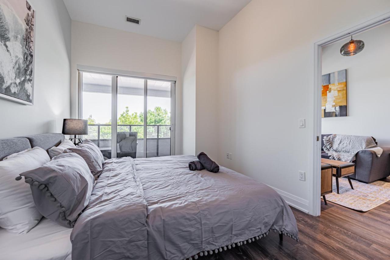 Condo In Parklawn & Lake Shore With Free Parking Close To Airport トロント エクステリア 写真