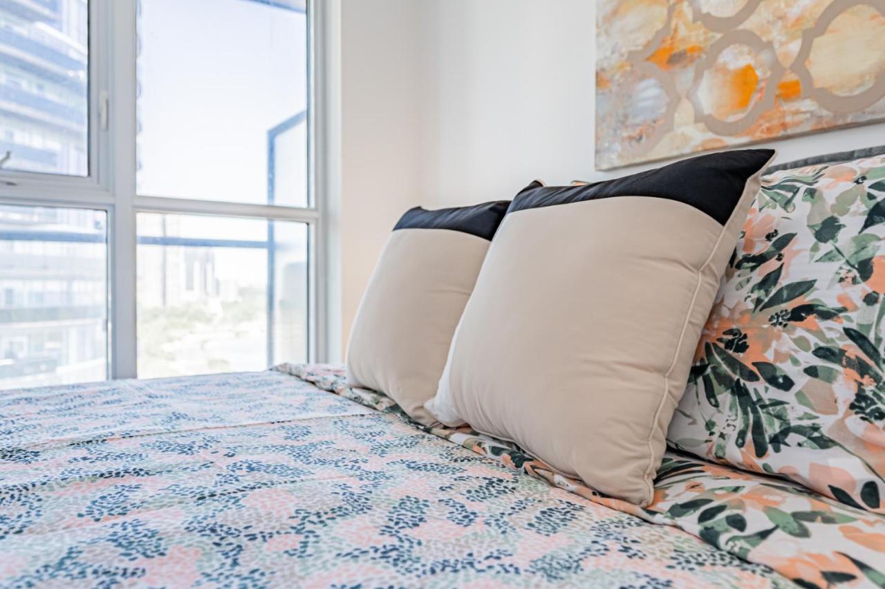 Condo In Parklawn & Lake Shore With Free Parking Close To Airport トロント エクステリア 写真