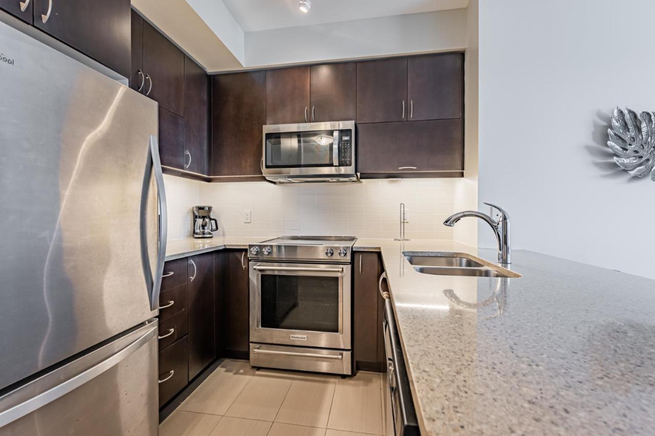Condo In Parklawn & Lake Shore With Free Parking Close To Airport トロント エクステリア 写真