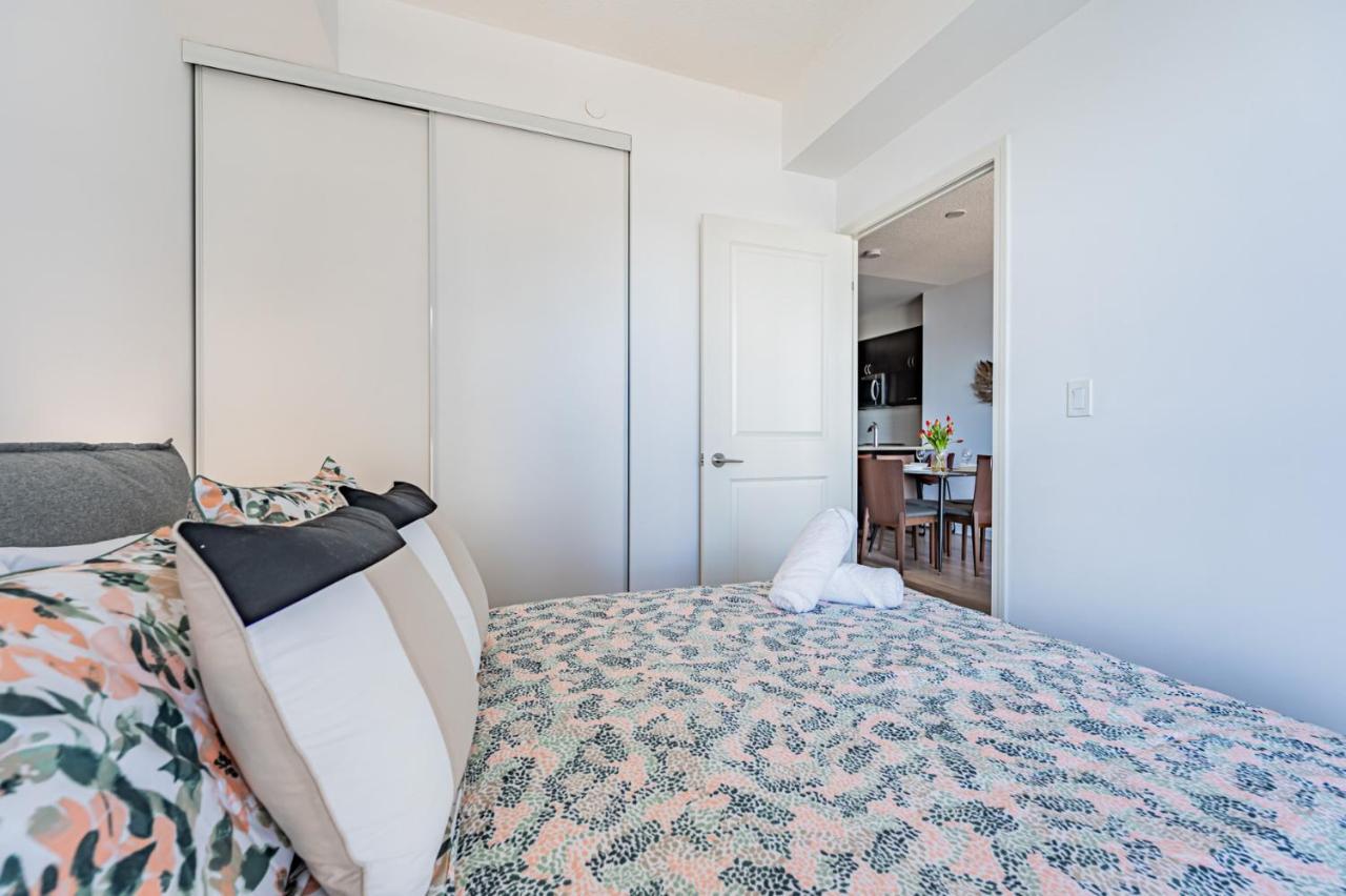 Condo In Parklawn & Lake Shore With Free Parking Close To Airport トロント エクステリア 写真