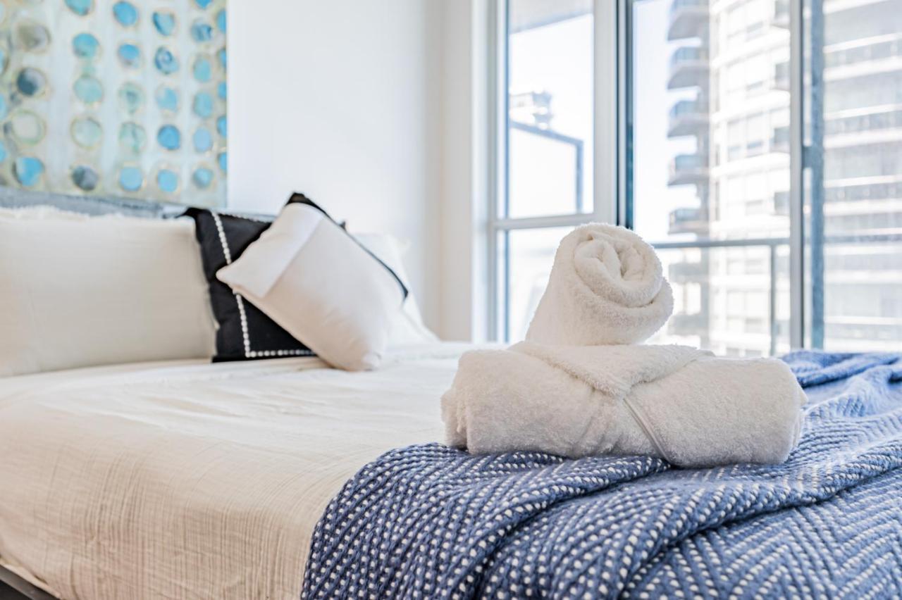Condo In Parklawn & Lake Shore With Free Parking Close To Airport トロント エクステリア 写真